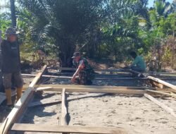 Babinsa Posramil Pasie Raya Bantu Warga Bangun Rumah di Desa Binaan