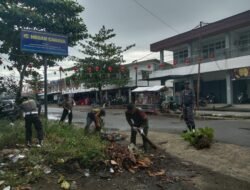 Pererat Silaturahmi, Babinsa Rantau Panjang Bersama Warga Teluk Melano Gelar Gotong Royong