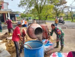 Wujudkan Infrastruktur yang Layak, Babinsa Sukaharja Bersama Warga Gelar Gotong Royong Pengecoran Jalan