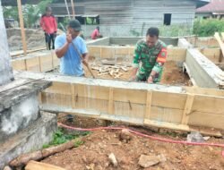 Babinsa Koramil 05/Panga Bantu Warga Lepas Mal Slop Pondasi Ruko