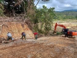 Di Bawah Terik Matahari, TNI Kebut Jalan 3,1 Km