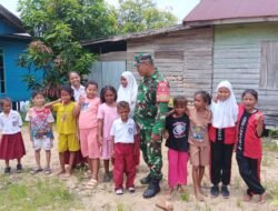 Senyum Anak Lepasan Sambut Kehangatan Babinsa Koramil 1005-01/Bakumpai