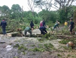 Babinsa Binuang dan Warga Gelar Jumat Bersih di Stadion Balipat