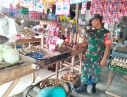 Babinsa Monitoring Harga Sembako Demi Kepentingan Masyarakat