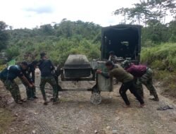 Satgas TMMD Bahu Membahu Pasang Concrete Mixer di Lokasi Pembangunan Jalan
