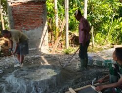 Satgas TMMD Kerjakan Plester Dinding MCK Secara Terencana dan Terukur