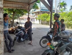 Babinsa Perkuat Komunikasi Sosial dengan Warga, Tingkatkan Kesadaran Pencegahan Karhutla di Desa Rambong Payong