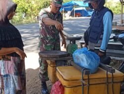 Dorong Kesejahteraan Warga di Bulan Ramadhan, Babinsa Jalin Silaturahmi dengan Pedagang Ikan Keliling