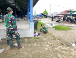 Koramil Rantau Badauh Gelar Karbak Bersihkan Pasar Sungai Gampa Demi Lingkungan Sehat