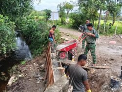 Keringat TNI dan Warga Menyatu Bangun Desa
