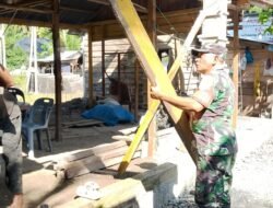 Babinsa Pasie Raya Gotong Royong Bantu Pembuatan Tiang Rumah Warga