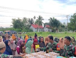 Ringankan Beban Warga, Danramil 1203-12/Delta Pawan Gelar Pasar Murah dan Berbagi Takjil