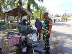 Babinsa Pasie Raya Komsos dengan Pedagang Ikan, Pantau Stabilitas Harga Selama Ramadan