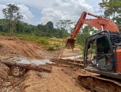 Saat Tanah dan Kayu Bersatu Membuka Jalan Harapan Warga