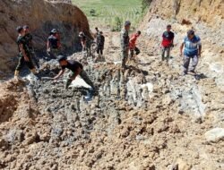 Prajurit dan Warga Bersatu Melawan Genangan Lumpur