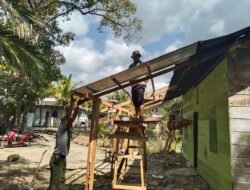 Satgas TMMD ke-127 Kodim/0116 Nagan Raya Percepat Pemasangan Atap Rumah
