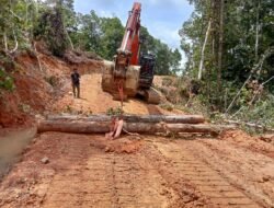 Operator Alat berat Bersama Satgas Terus Percepat Pembangunan Jalan TMMD Kodim Nagan Raya ke-127