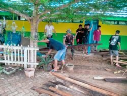 Babinsa Koramil Tapin Selatan Gotong Royong Bersihkan Lingkungan SDN Tambarangan 3