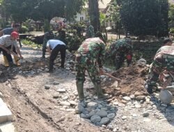 Dansatgas TMMD Pegang Alat, Warga Ikut Terpacu