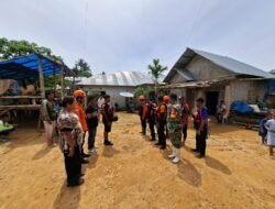 Babinsa dan SAR Evakuasi Jenazah Petani Korban Arus Deras di Paguyaman