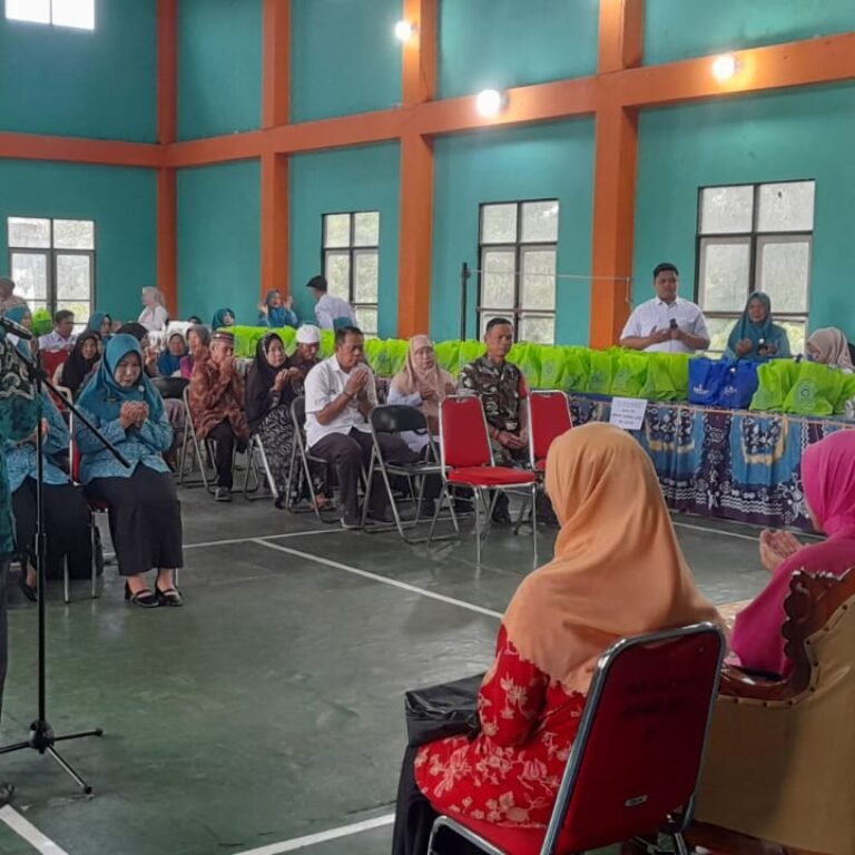 Babinsa Serma Jenggu Hadirkan Kepedulian Sosial di Pasar Murah Ramadhan Anjir Pasar