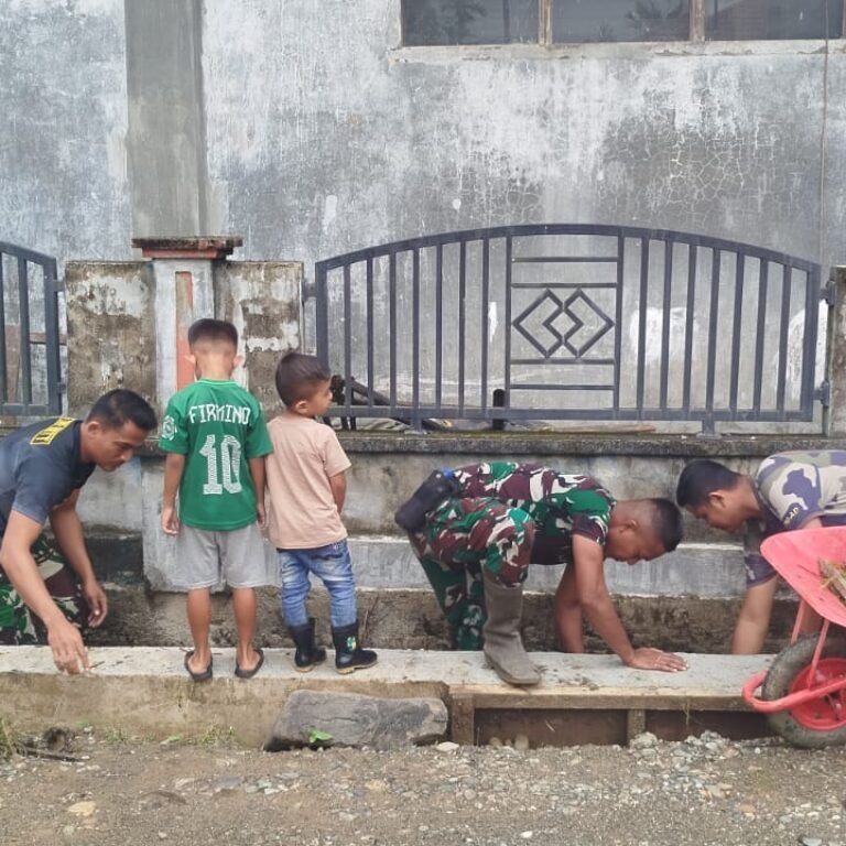 Prajurit Turun Parit, Warga Turut Bergerak