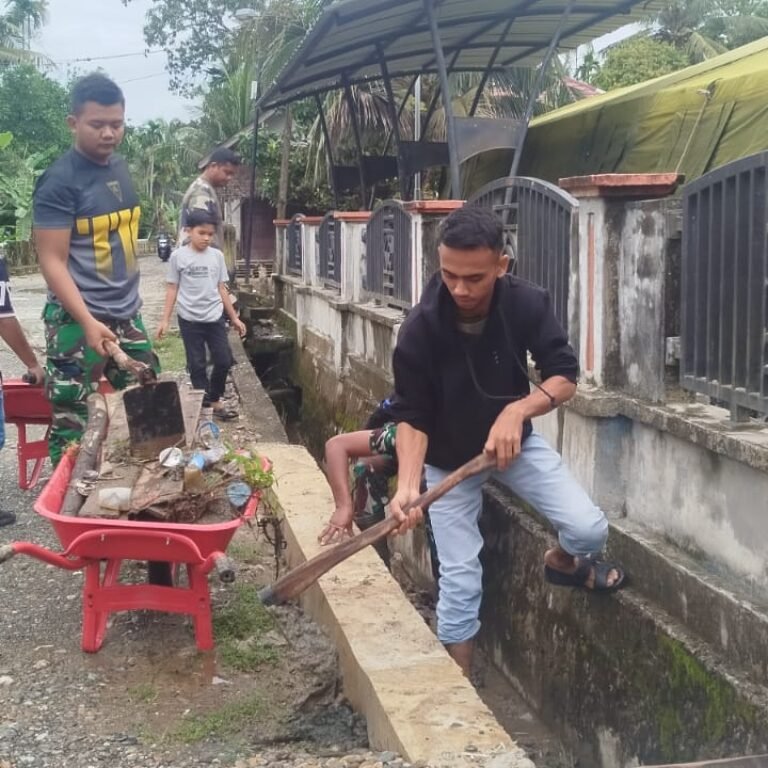 Satgas dan Warga Bersatu Bersihkan Desa