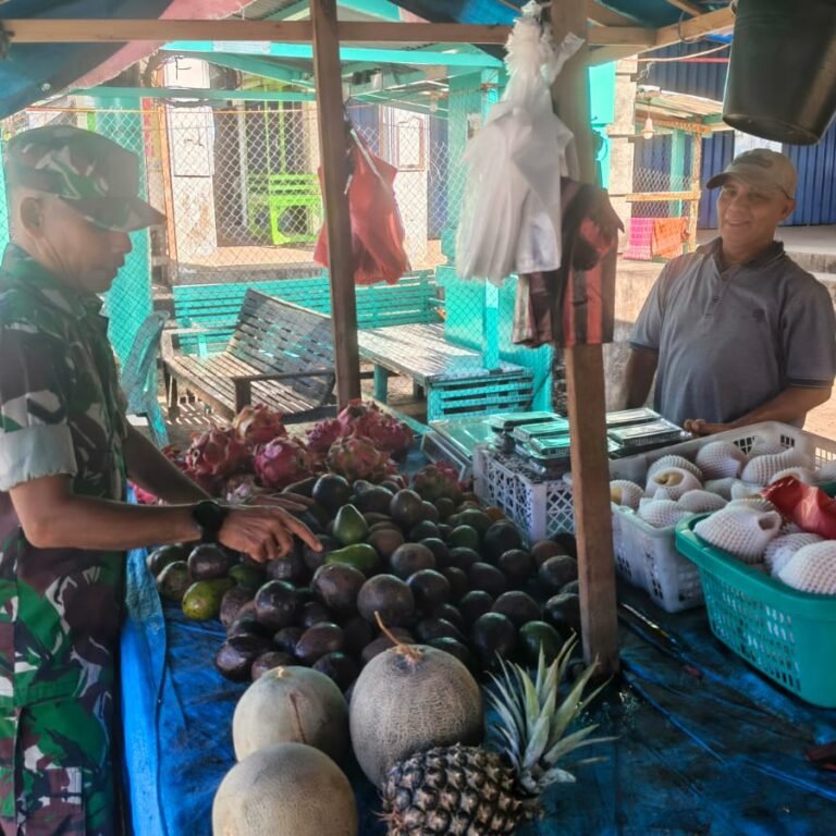 Babinsa Jaya Pastikan Permintaan Konsumen Terpenuhi di Pasar Lamno