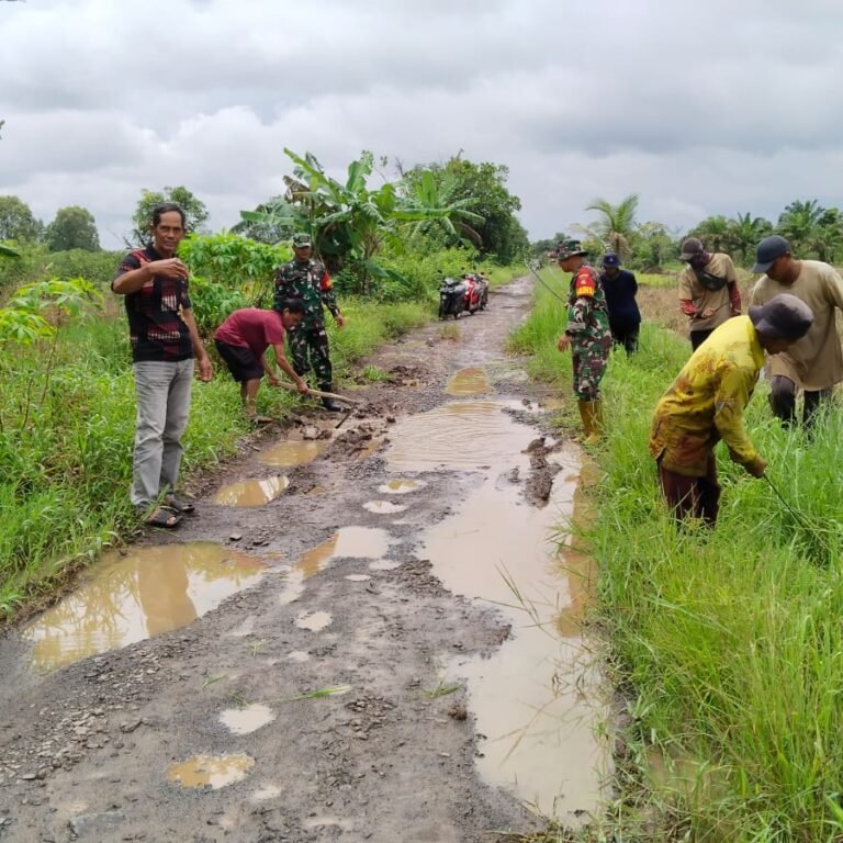 Babinsa Koramil CLU Bersama Warga Sungai Puting Gotong Royong Perbaiki Jalan Tergenang