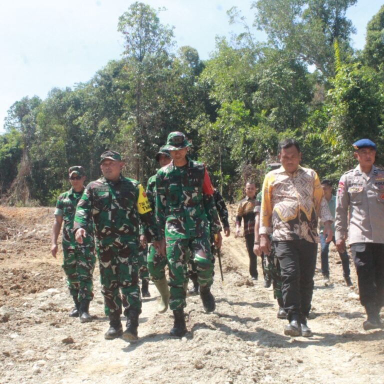 Di Tengah Ramadhan, Satgas TMMD Tetap Bergerak Bangun Jalan Penghubung Desa