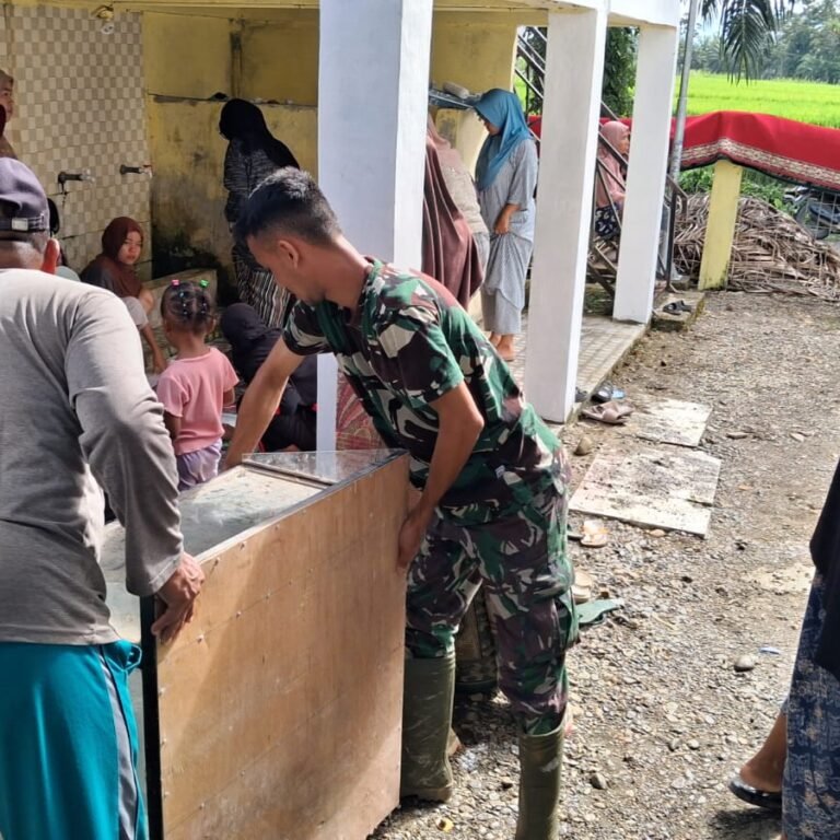 Prajurit TMMD Jadikan Masjid Nurul Iman Bersih Jelang Sholat Jum’at