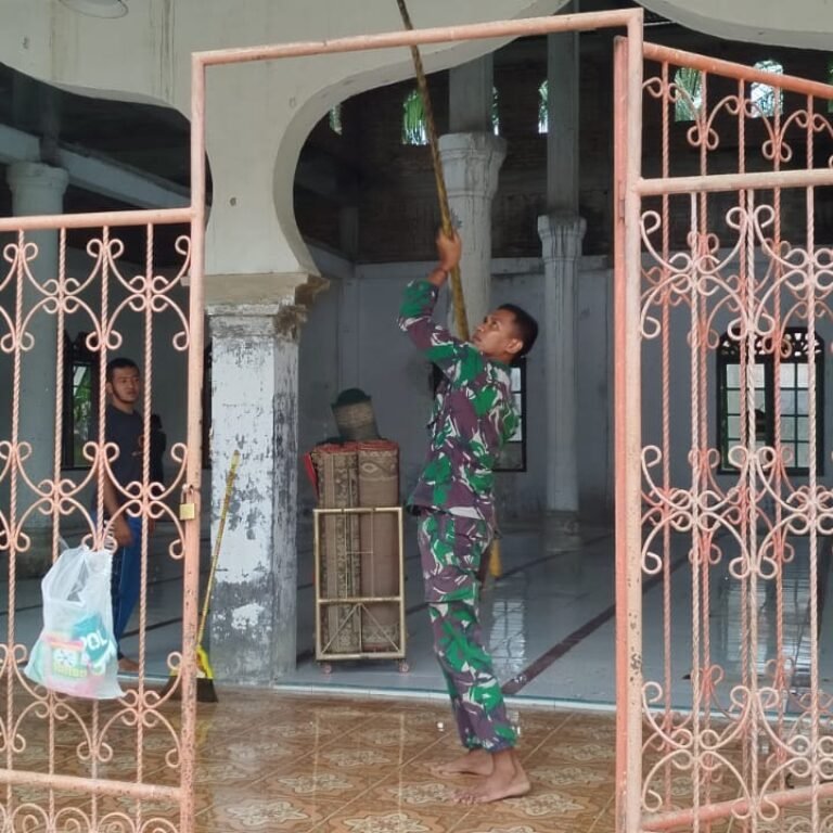 Prajurit TMMD dan Warga Rawat Rumah Ibadah di Desa Lueng Jawa