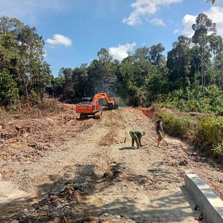 Lumpur dan Cuaca Jadi Tantangan Pembangunan Jalan TMMD