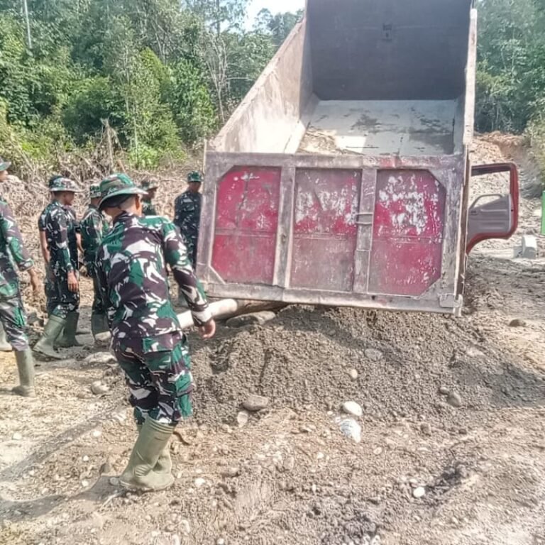 Gotong Royong Satgas TMMD dan Sopir Selamatkan Truk Material