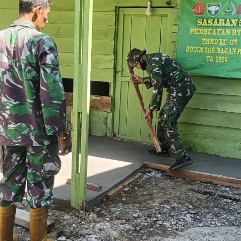 Setelah Cor Mengering, Satgas TMMD Lepas Bekisting Teras RTLH