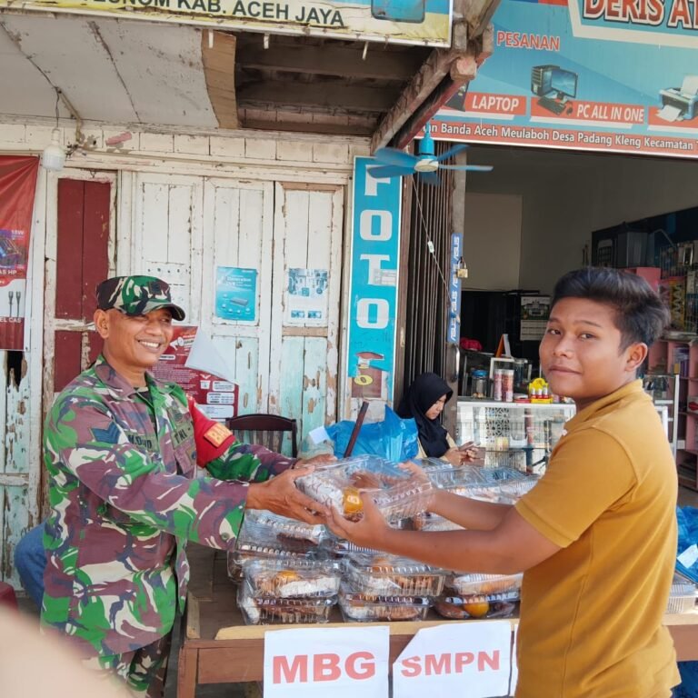 Babinsa Dampingi Penyaluran Makan Bergizi Gratis untuk Siswa SMPN 1 Teunom