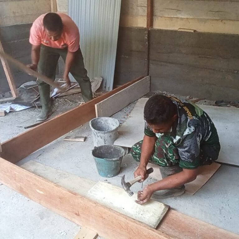 Gotong Royong Satgas TMMD Kodim 0105/Abar Jajaran Korem 012/TU Bangun RTLH Warga