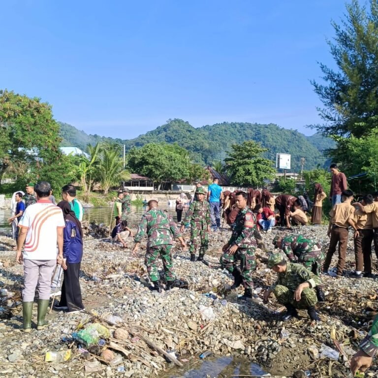 Kodim 0107/Aceh Selatan Jajaran Korem 012/TU Pimpin Gotong Royong Bersihkan Bantaran Sungai