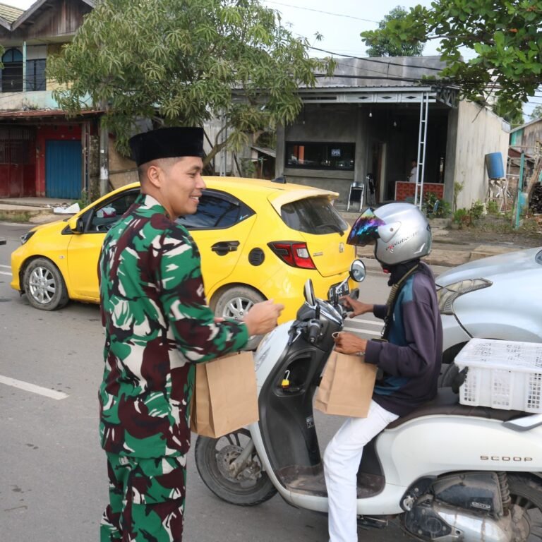 Kodim 0909/Kutai Timur Pererat Hubungan dengan Warga Lewat Takjil