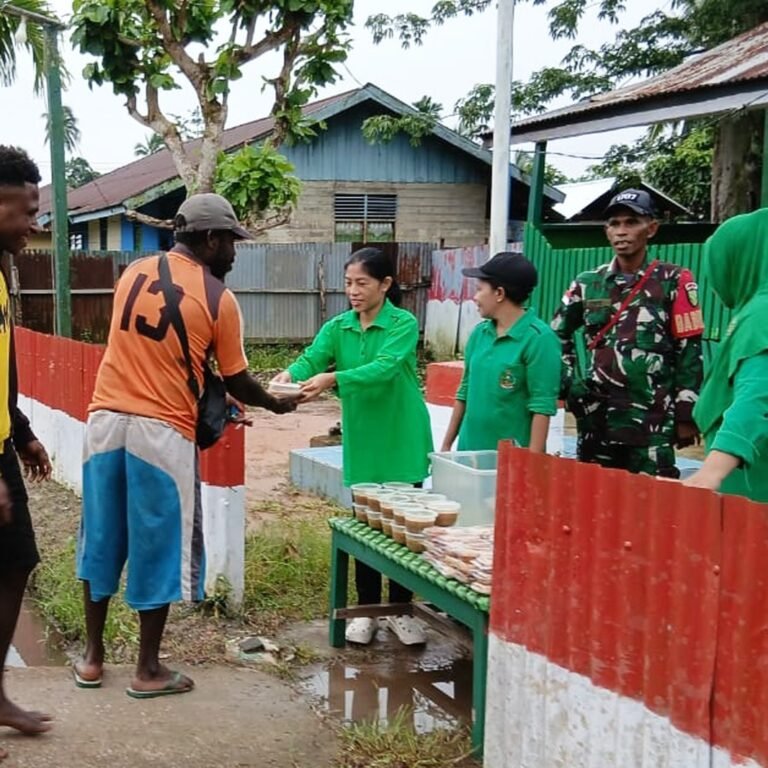 Koramil 1707-04/Kimaam Gelar Aksi Sosial Bagikan Takjil Menuju Buka Puasa