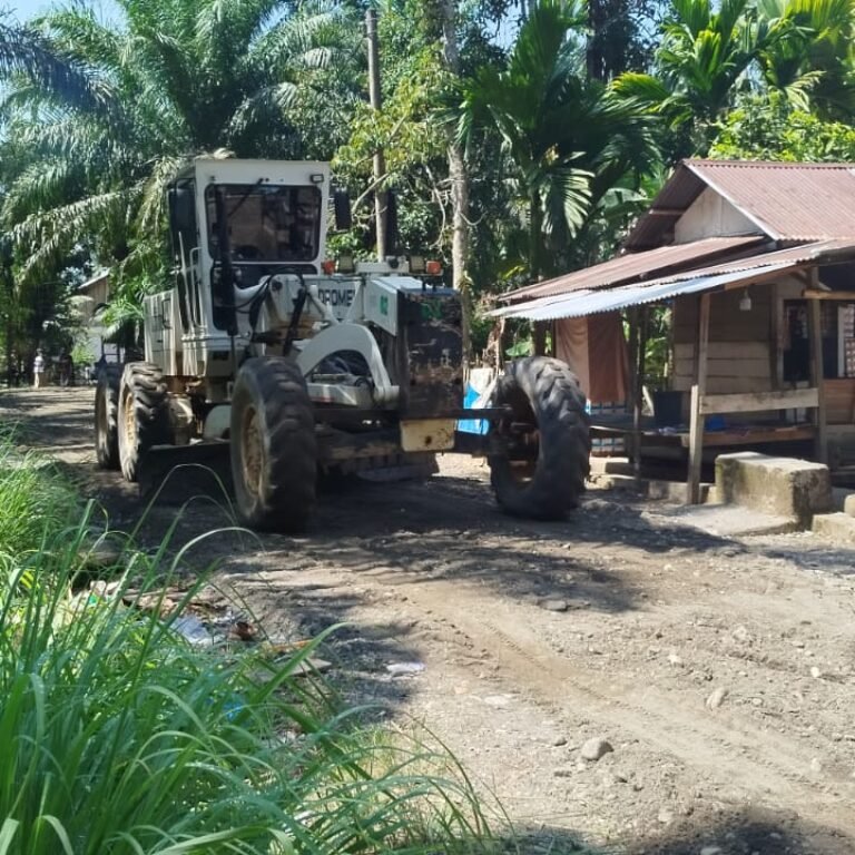 Tanah Bergelombang Tak Halangi Satgas TMMD Bangun Jalan