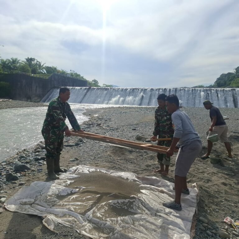 Prajurit dan Warga Bangun Desa dengan Hati