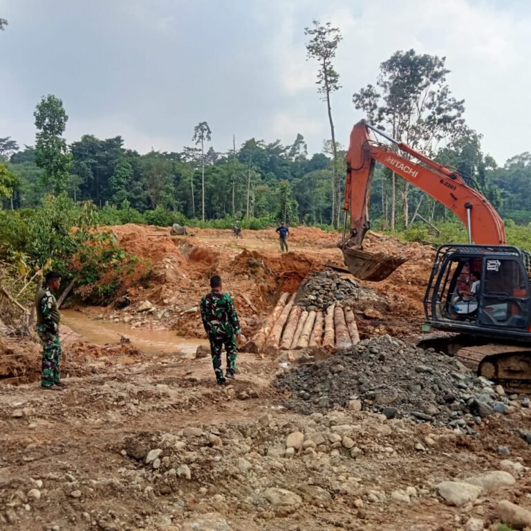 Satgas TMMD 127 Bangun Jembatan Darurat dari Kayu Pilihan