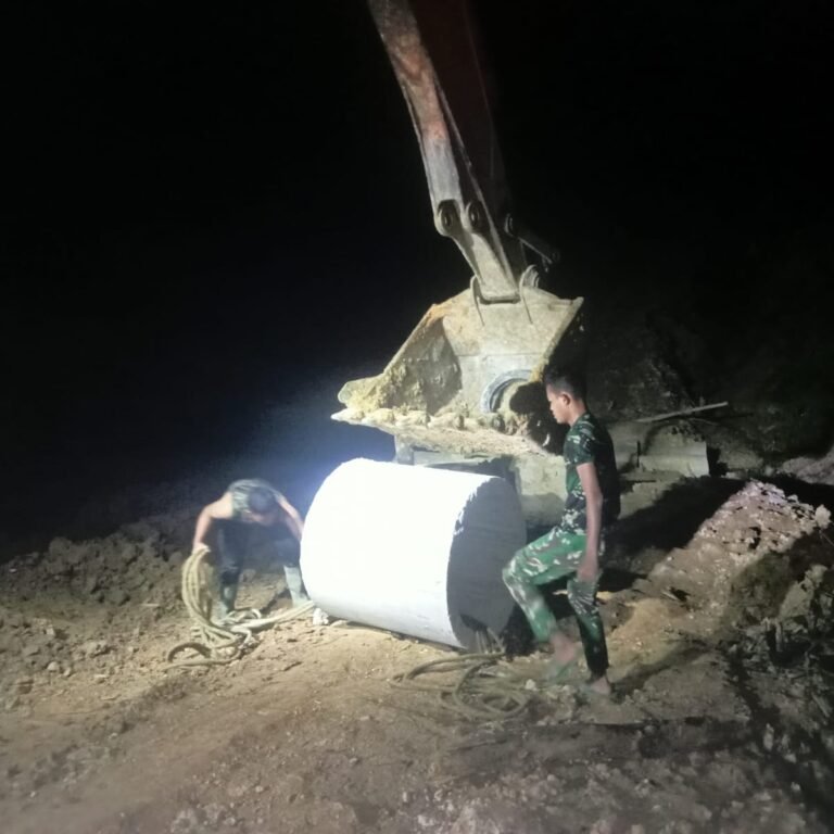 Meski Malam Tiba, Aktivitas Pembangunan TMMD Tetap Berjalan