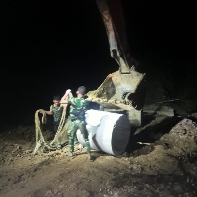 Kerja Malam Satgas TMMD Demi Kelancaran Akses Desa