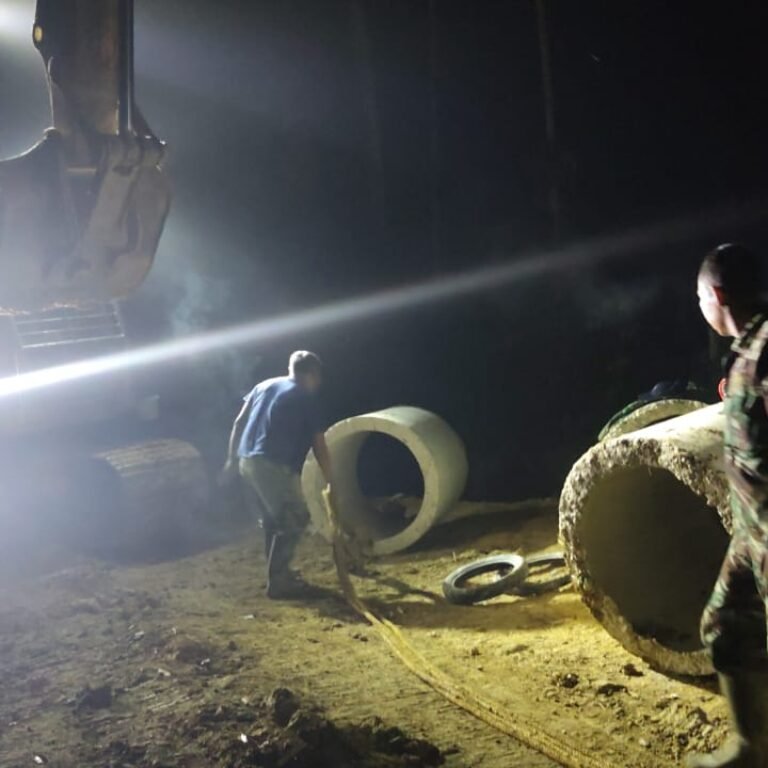 Sinergi Tenaga Manual dan Alat Berat Percepat Pekerjaan TMMD