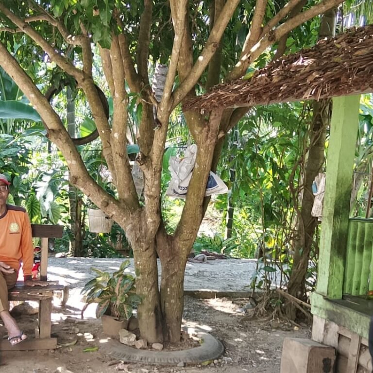 Babinsa Koramil 03/Setia Bakti Pererat Silaturahmi dengan Warga Lewat Komsos