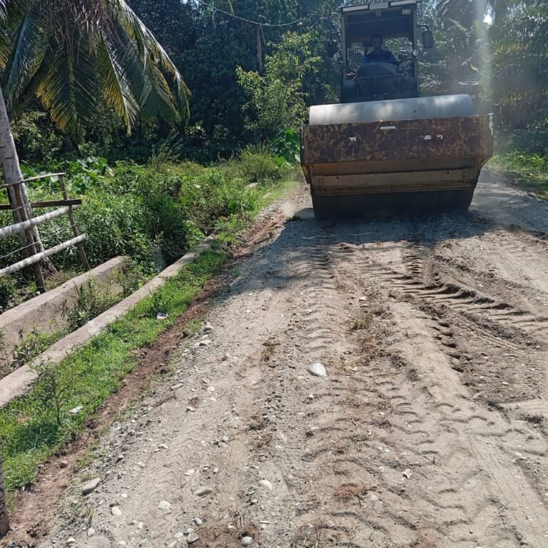 Jalan Antar Desa di Woyla Diperkuat Melalui TMMD 127