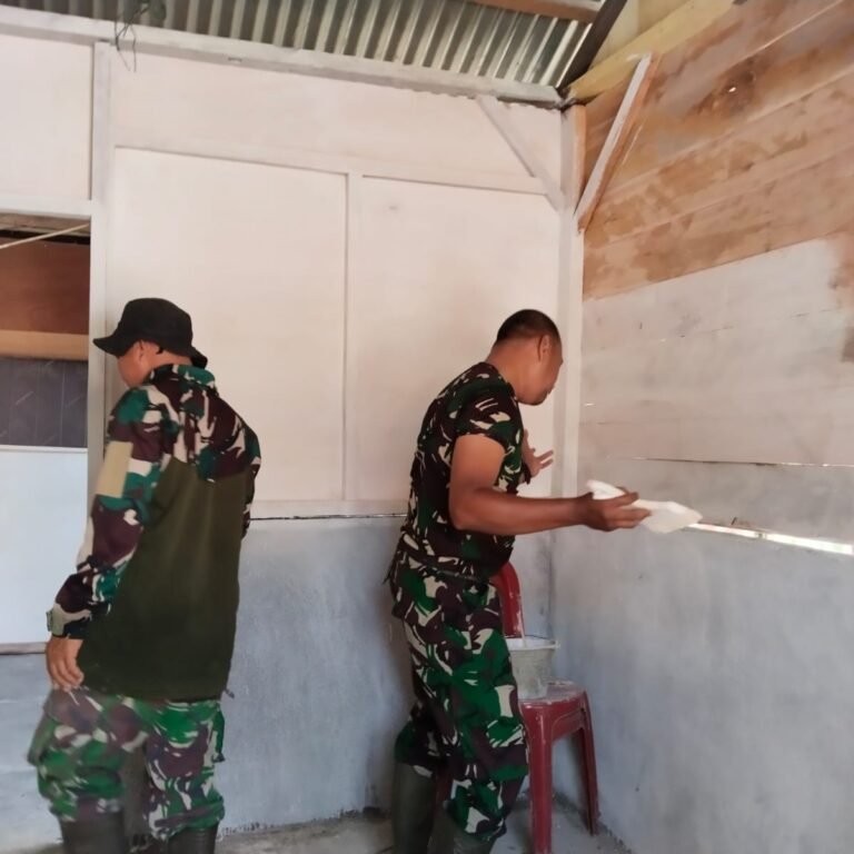Gotong Royong Satgas TMMD Percantik Rumah Warga Lueng Jawa
