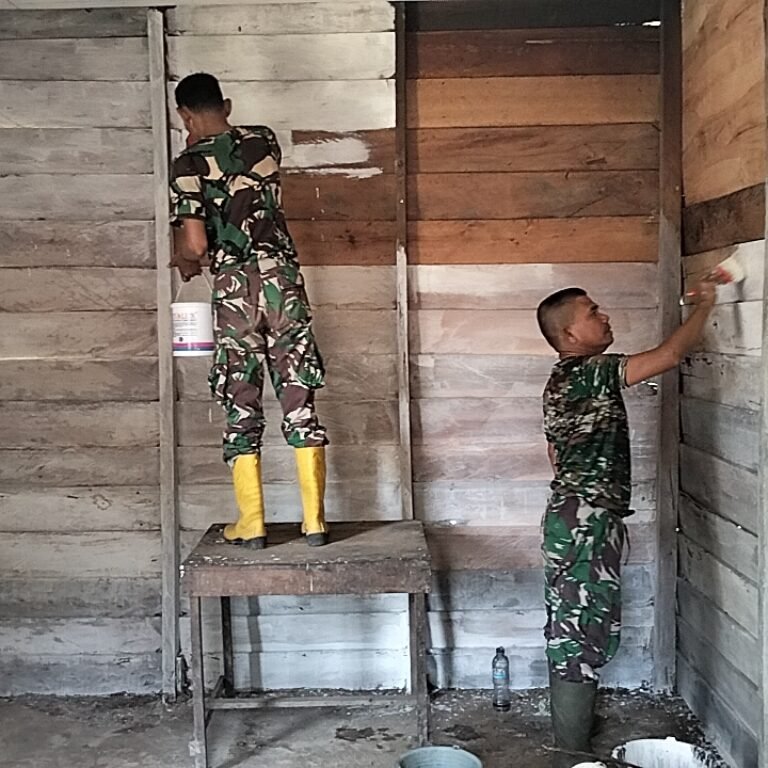 Satgas TMMD dan Warga Percantik Rumah dengan Cat Baru